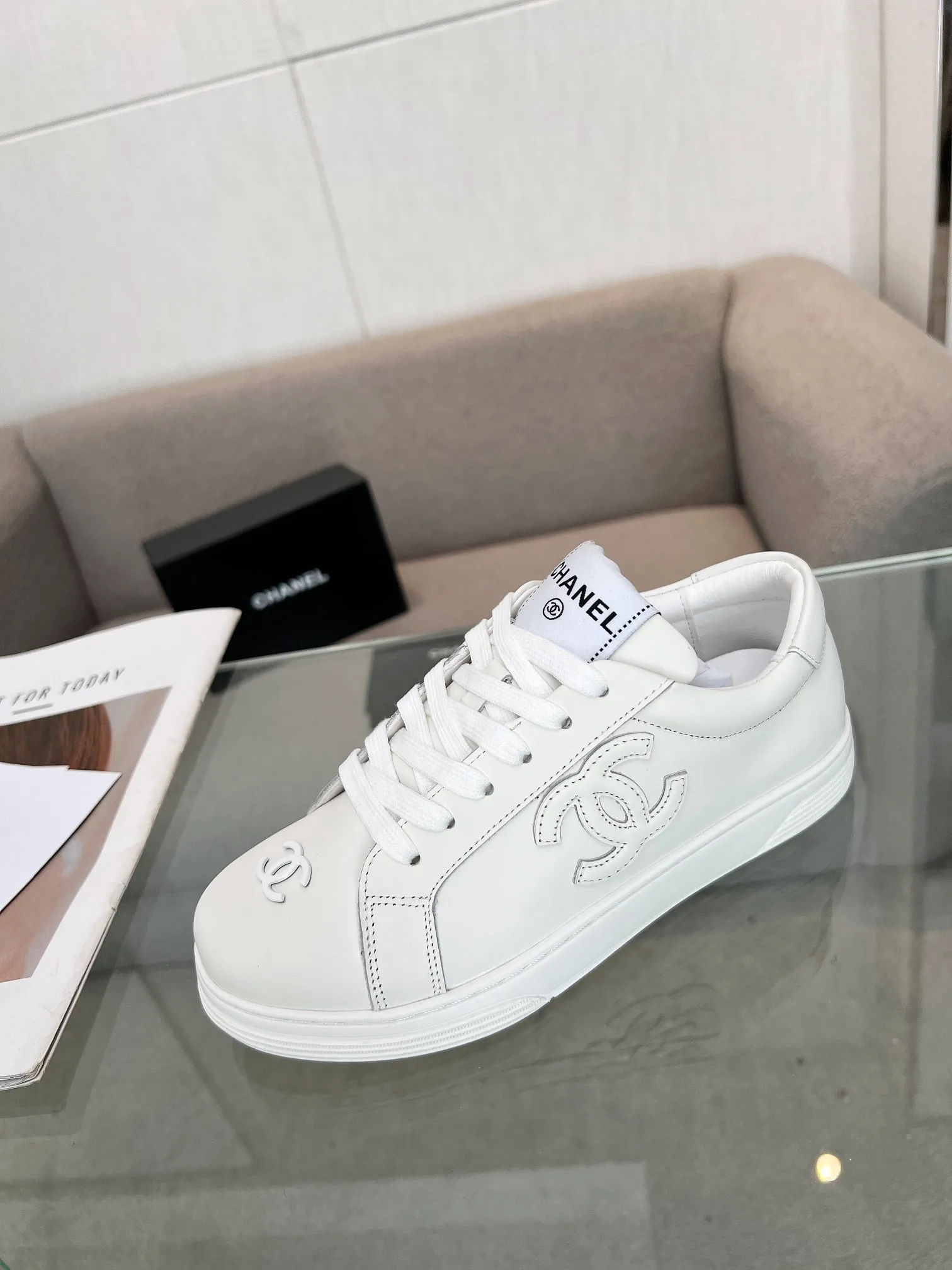 👟👟Ex-factory price 520👟👟Chanel Chanel 24SF latest model full leather panda color white shoes casual sports shoes skateboard shoes original purchase and development production Xiaoxiang C Home Another super popular item in the counter, loved by Internet celebrity bloggers and sisters, and various praises on social platforms. It is very popular, has a high texture, is breathable and super spring and summer. Seeing this issue always arouses the inner desire of girls for fashion. The latest suede material, classic black and white color, full of fashionable feeling on the feet, easy to care for. Fabric: Original customized imported cowhide material. Lining: Customized soft sheepskin lining. Sole: Original molded TPU non-slip outsole. Bottom thickness: 2.5CM. Size: Women's size 35-40 (custom-made sizes 40 are non-refundable)